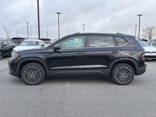 Deep Black Pearl 2026 Volkswagen Taos SE