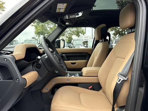 2025 Land Rover Defender 130 P400 X-Dynamic SE