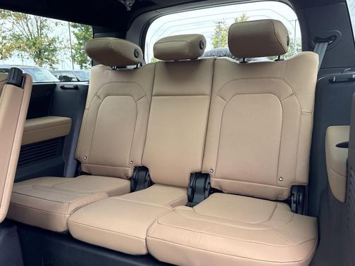 2025 Land Rover Defender 130 P400 X-Dynamic SE