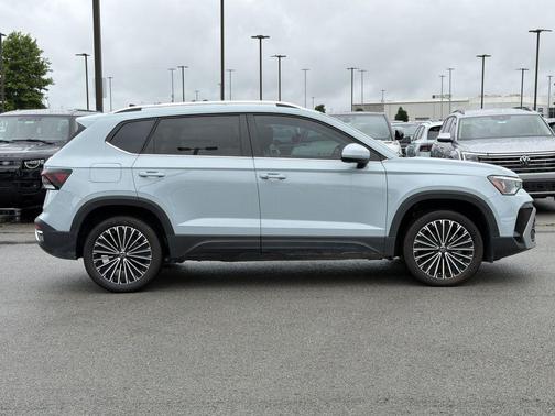 Platinum Gray Metallic 2025 Volkswagen Taos 1.5T SE