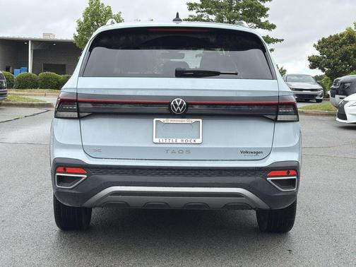 Platinum Gray Metallic 2025 Volkswagen Taos 1.5T SE