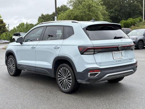 Platinum Gray Metallic 2025 Volkswagen Taos 1.5T SE