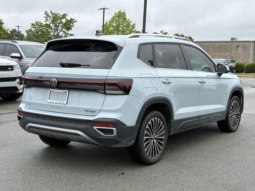 Platinum Gray Metallic 2025 Volkswagen Taos 1.5T SE