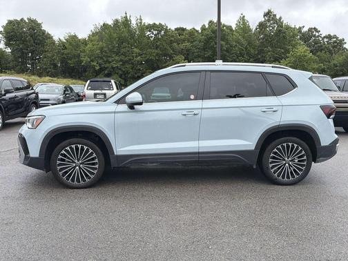 Platinum Gray Metallic 2025 Volkswagen Taos 1.5T SE
