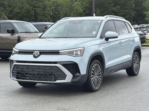 Platinum Gray Metallic 2025 Volkswagen Taos 1.5T SE