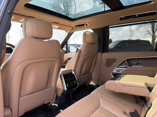 Santorini Black Metallic 2026 Land Rover Range Rover P530 SE 7 Seat