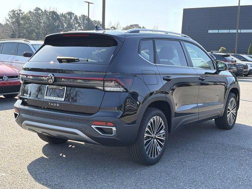 Deep Black Pearl 2026 Volkswagen Taos SE