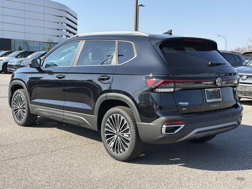 Deep Black Pearl 2026 Volkswagen Taos SE