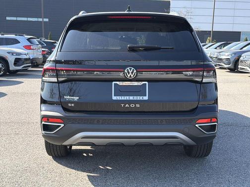 Deep Black Pearl 2026 Volkswagen Taos SE