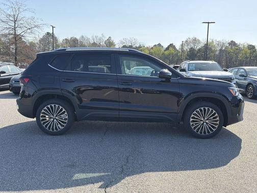 Deep Black Pearl 2026 Volkswagen Taos SE