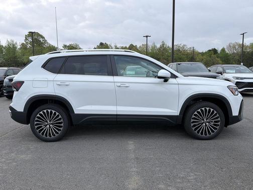Pure White 2026 Volkswagen Taos SE