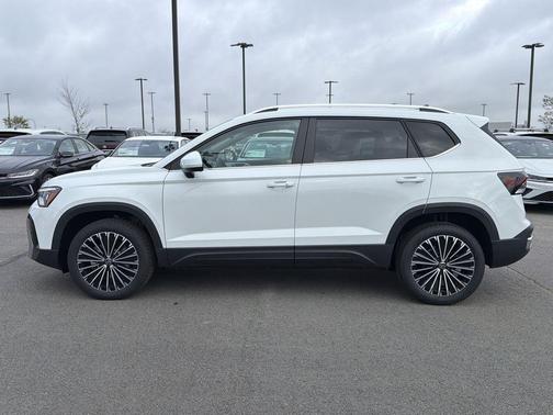 Pure White 2026 Volkswagen Taos SE