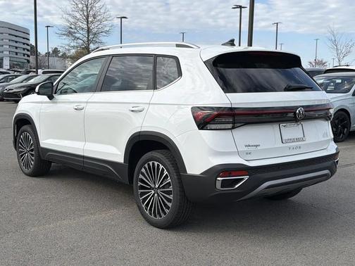 Pure White 2026 Volkswagen Taos SE