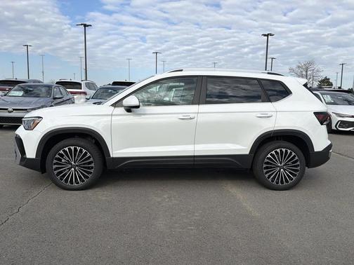 Pure White 2026 Volkswagen Taos SE