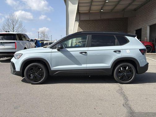 2026 Volkswagen Taos SE Black