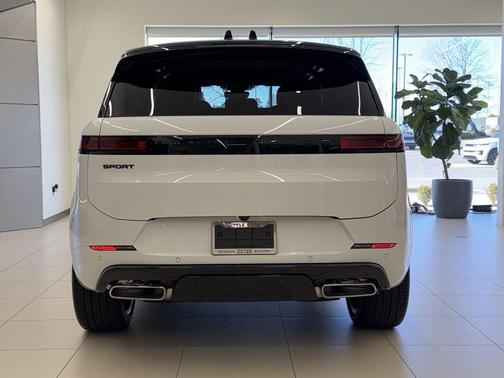 Fuji White 2026 Land Rover Range Rover Sport SE