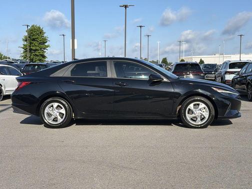 Onyx Black 2023 Hyundai ELANTRA SE