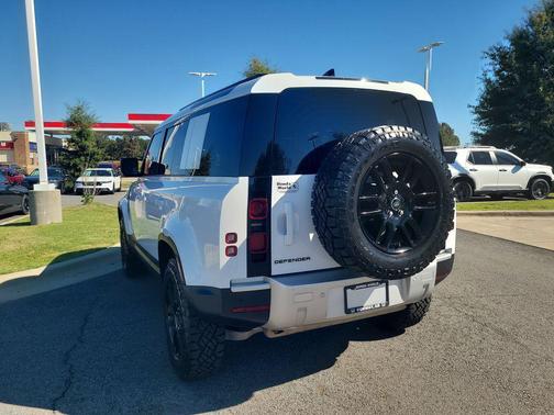 2025 Land Rover Defender 110 P300