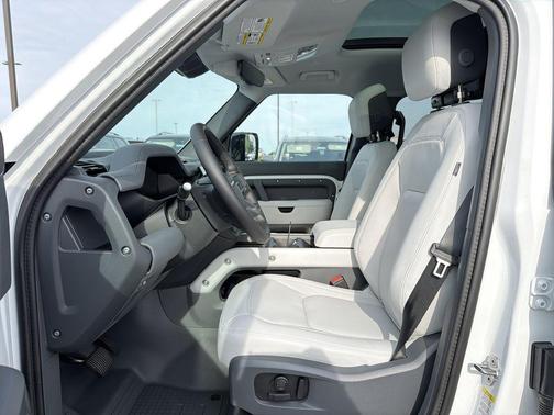 Fuji White 2026 Land Rover Defender P400 X-Dynamic SE