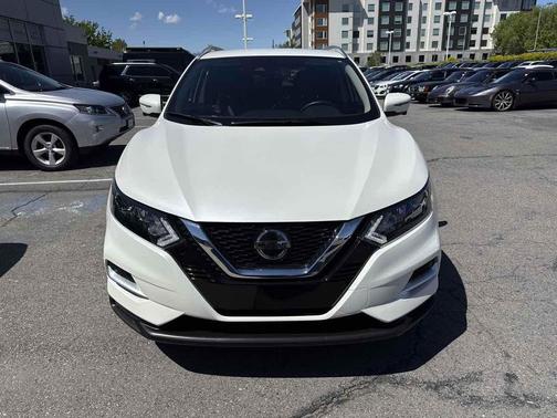 Pearl White Tricoat 2022 Nissan Rogue Sport SL