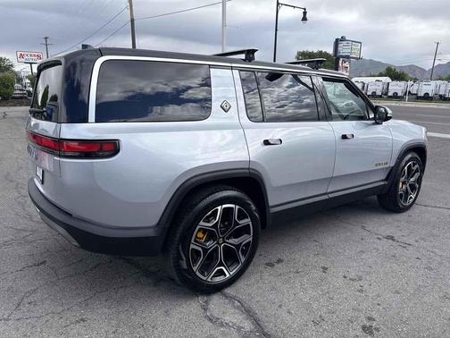 LA Silver 2022 Rivian R1S Launch Edition