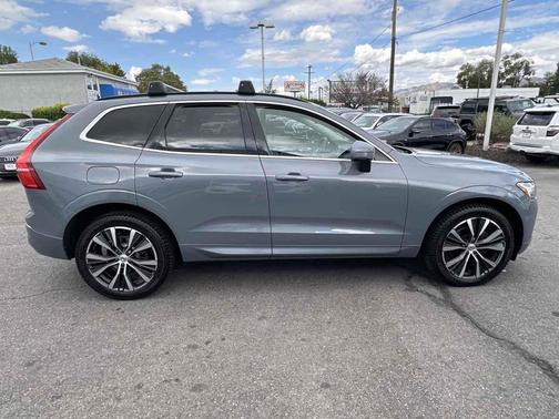 2022 Volvo XC60 B5 Momentum