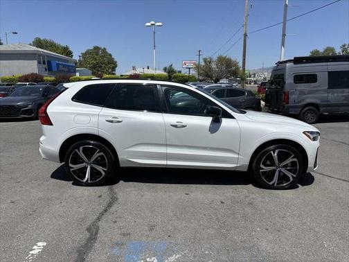 2022 Volvo XC60 Recharge Plug-In Hybrid T8 R-Design