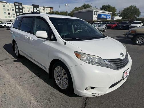 Super White 2011 Toyota Sienna XLE