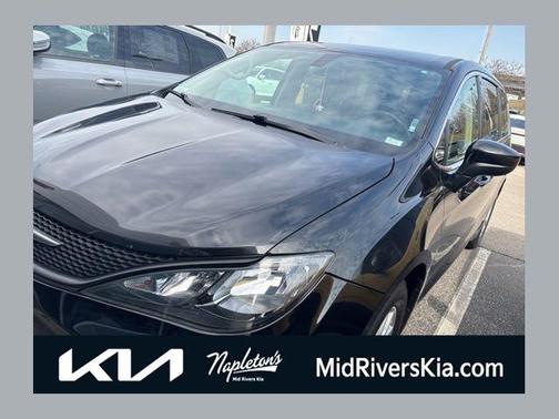 2022 Chrysler Voyager LX