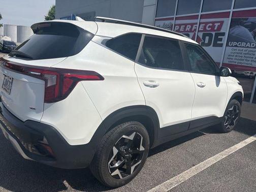 Snow White Pearl 2024 Kia Seltos EX