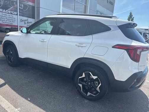 Snow White Pearl 2024 Kia Seltos EX
