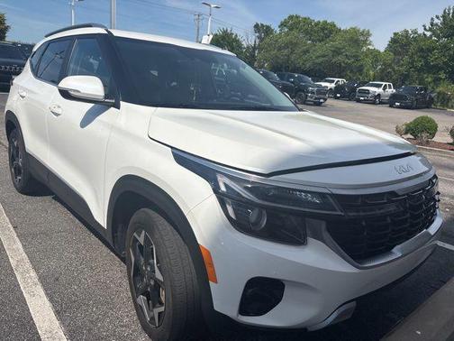Snow White Pearl 2024 Kia Seltos EX