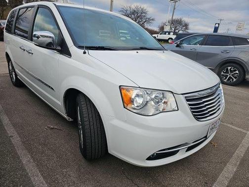 2016 Chrysler Town & Country Touring-L