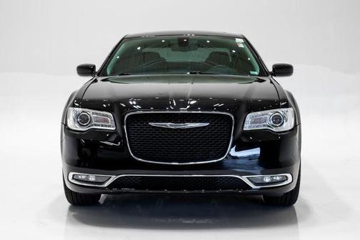 Gloss Black 2017 Chrysler 300 Limited