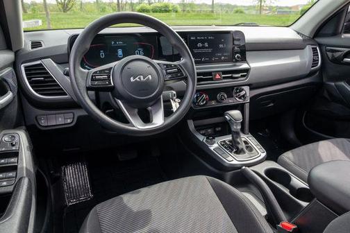 Fusion Black 2025 Kia Seltos LX