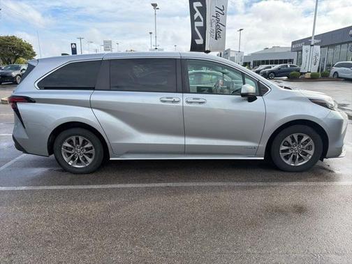 2021 Toyota Sienna LE