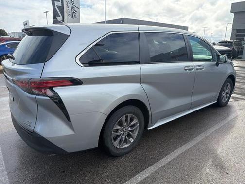 2021 Toyota Sienna LE