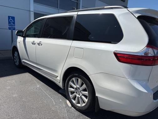 2017 Toyota Sienna XLE