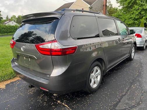 2017 Toyota Sienna LE