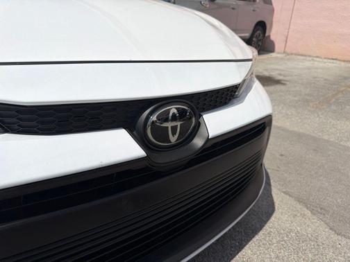 Ice Cap 2025 Toyota Corolla LE