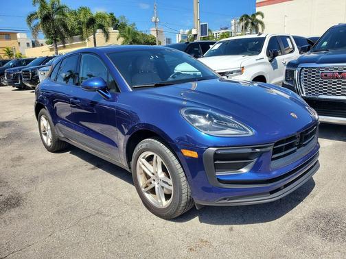 Gentian Blue Metallic 2024 Porsche Macan Macan