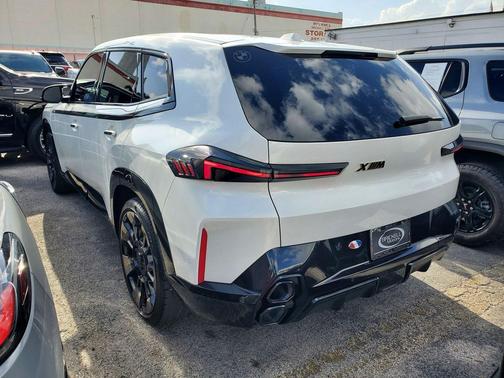 Mineral White Metallic 2023 BMW XM Base