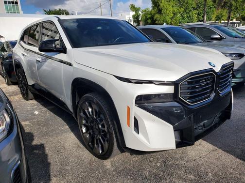 Mineral White Metallic 2023 BMW XM Base