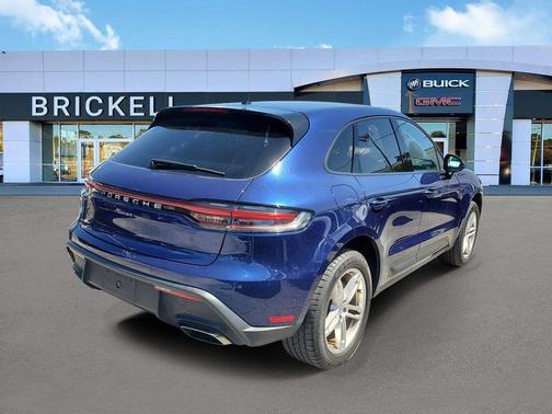 Gentian Blue Metallic 2024 Porsche Macan Macan