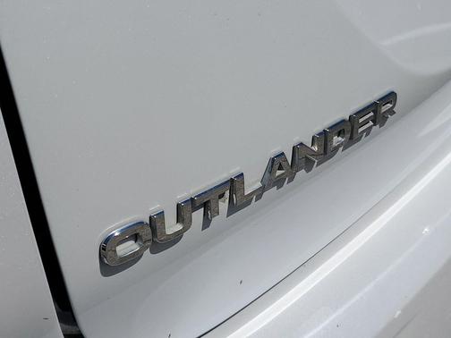 2022 Mitsubishi Outlander SE