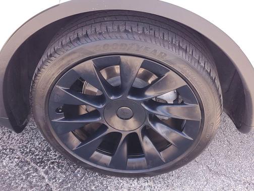 2024 Tesla Model Y Long Range Single Motor Rear-Wheel Drive