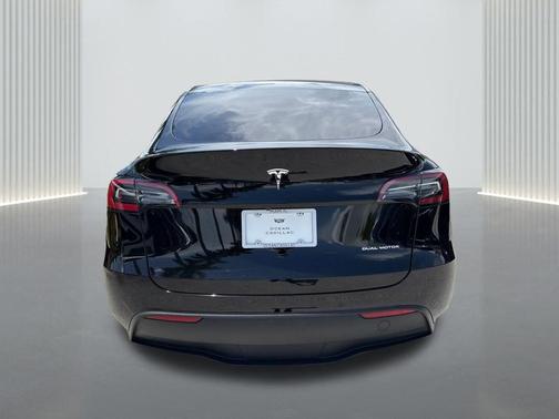 2022 Tesla Model Y Long Range Dual Motor All-Wheel Drive