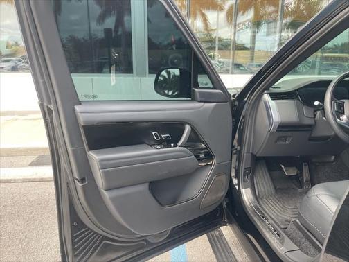 2025 Land Rover Range Rover P615 SV