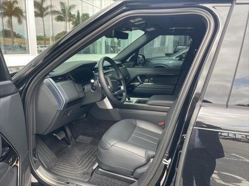 2025 Land Rover Range Rover P615 SV