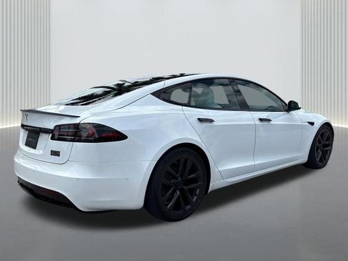 Pearl White Multi-Coat 2022 Tesla Model S Plaid